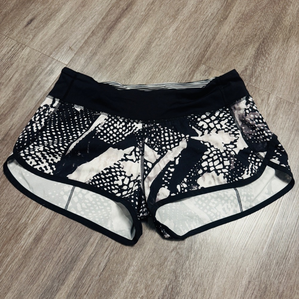 Lululemon Speed Up Shorts Black White Abstract Snakeskin Print Size 6 Running